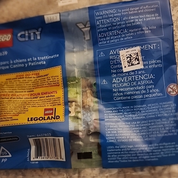 LEGO City Dog Park & Scooter 30639 - Picture 3 of 3